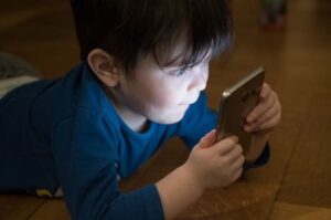 Criança superando o vício das redes sociais